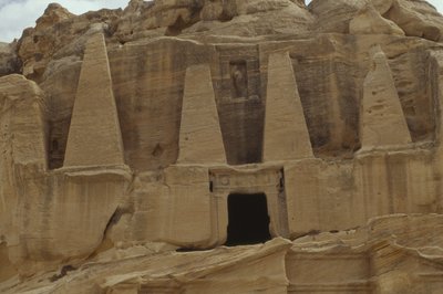 Il monumento delle Piramidi da Nabatean